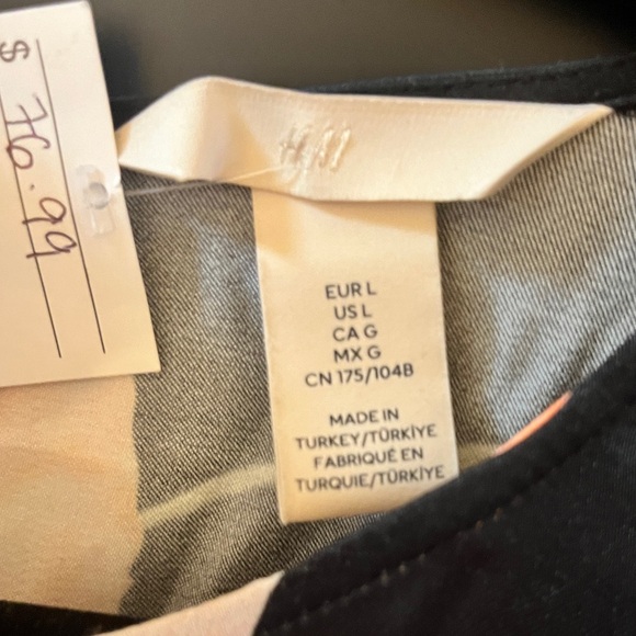 H&M Poopy dress. Flutter skirt with long sleeves and zipper back - Picture 2 of 6